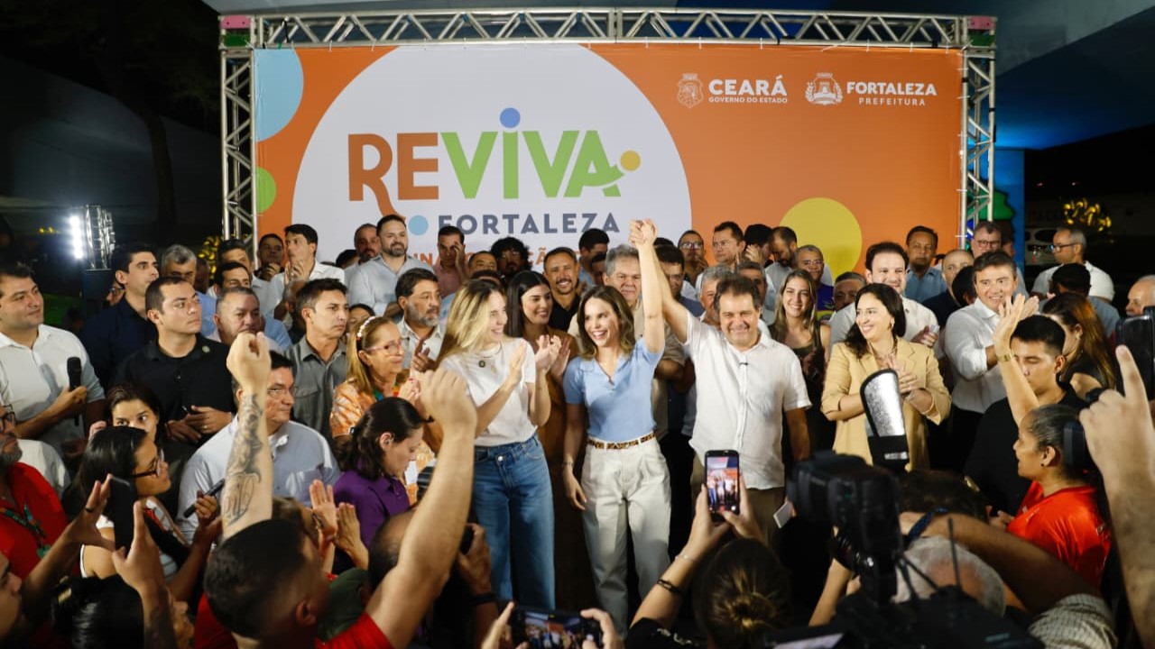 grupo de pessoas posa para a foto